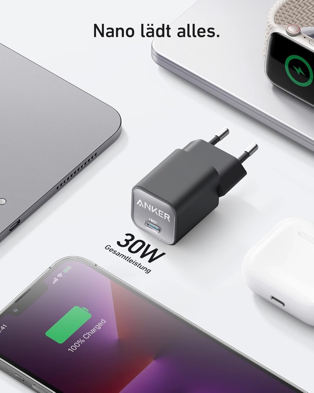 Anker Nano 30W neben Tablet und iPhone
