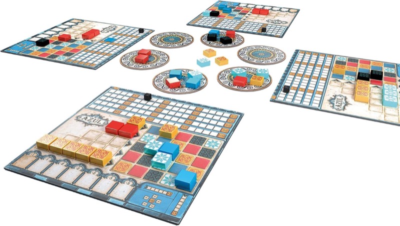 Azul Spielaufbau mit Manufakturplättchen und Fliesen auf dem Tisch