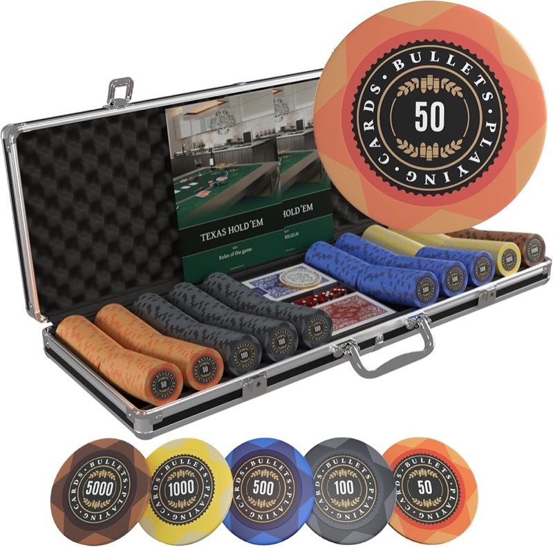 Pokerkoffer mit Clay-Chips auf grünem Filz