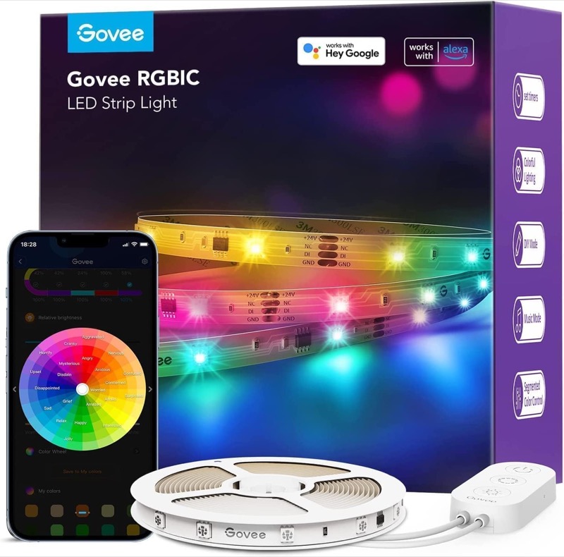Govee LED Strip leuchtet mehrfarbig hinter einem Fernseher