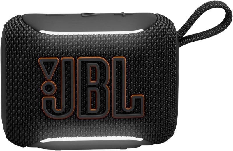 JBL Go 5 Lautsprecher hängt am Karabiner an einer Tasche