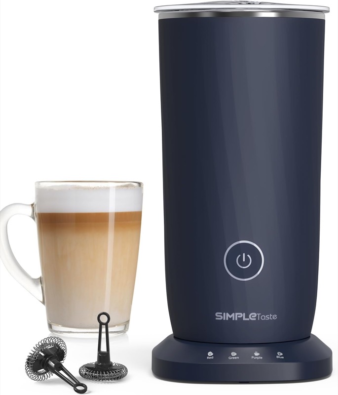 Elektrischer Milchaufschäumer schäumt Milch für Cappuccino auf