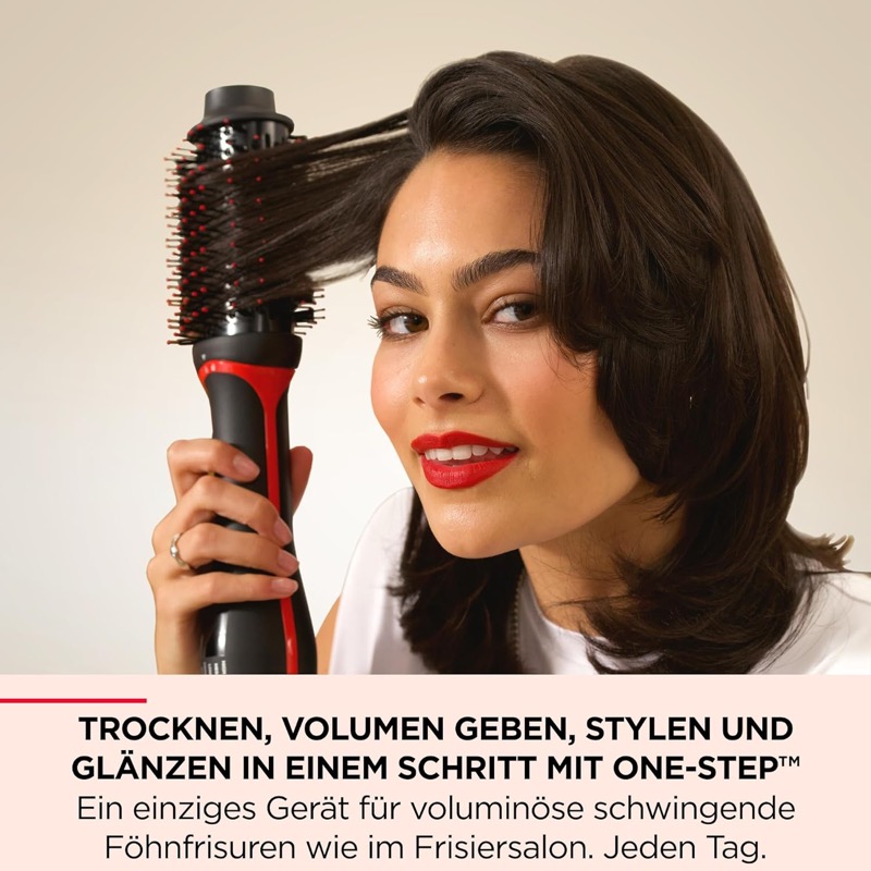 Frau föhnt sich die Haare mit dem Revlon One-Step