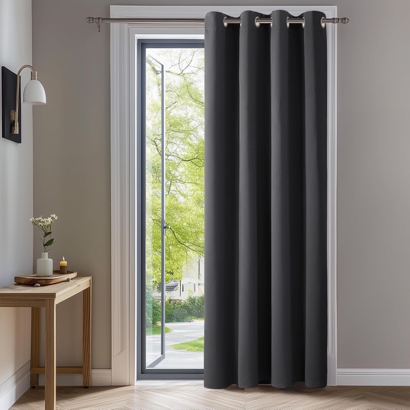 Deconovo Thermovorhang mit Ösen vor einem Fenster