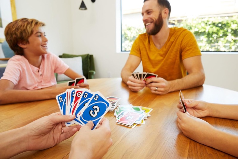 UNO Karten aufgefächert während einer Partie