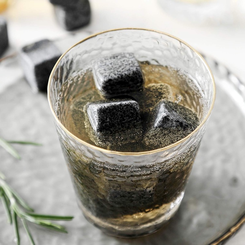 Whisky-Glas mit schwarzen Kühlsteinen