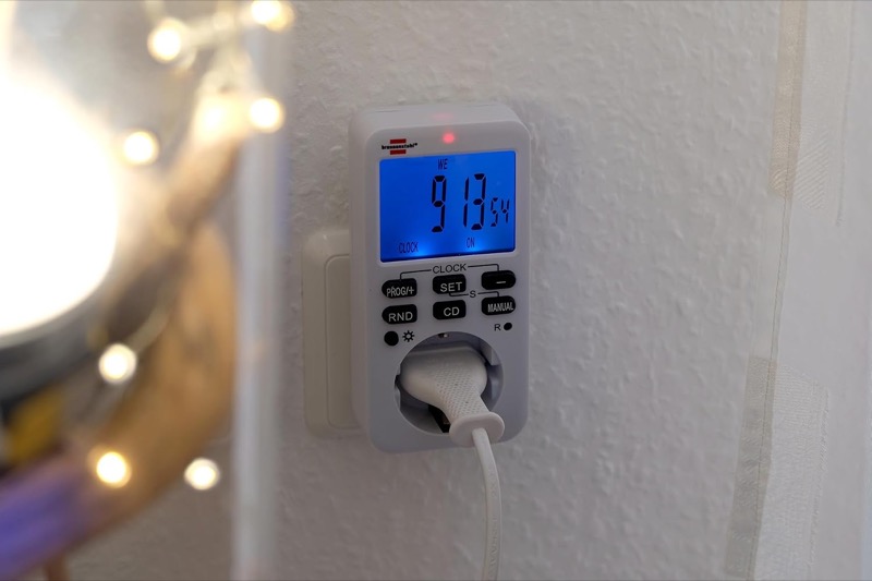 Digitale Zeitschaltuhr mit Display in einer Steckdose